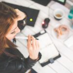 商品売れないことに頭を抱える女性