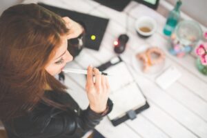 商品売れないことに頭を抱える女性